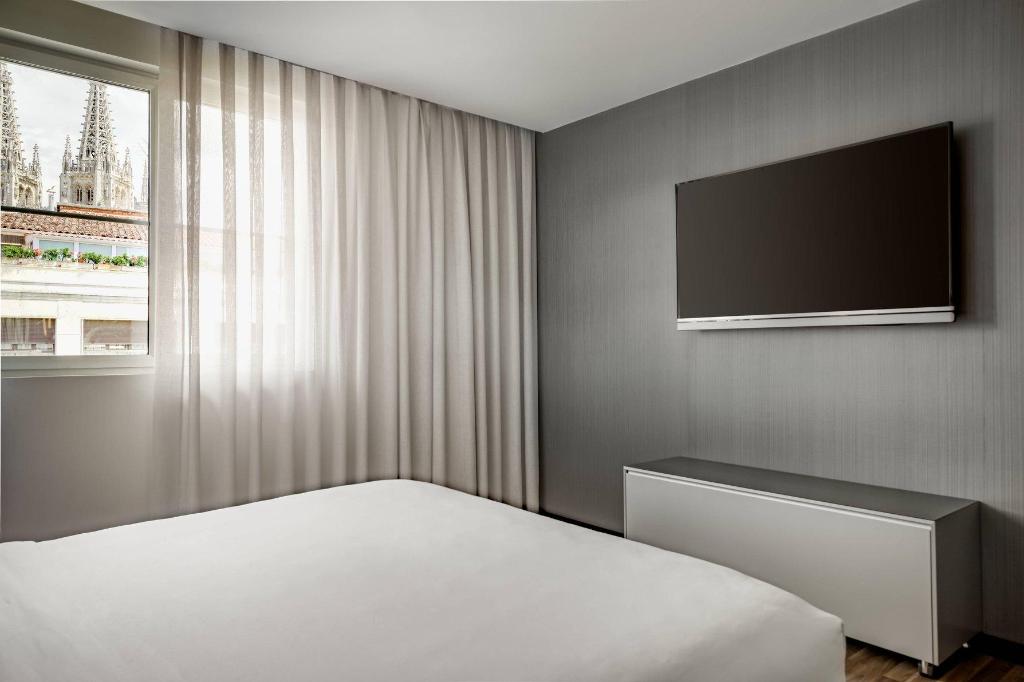 Junior Suite, King Bed, AC Hotel Burgos by Marriott 2/3