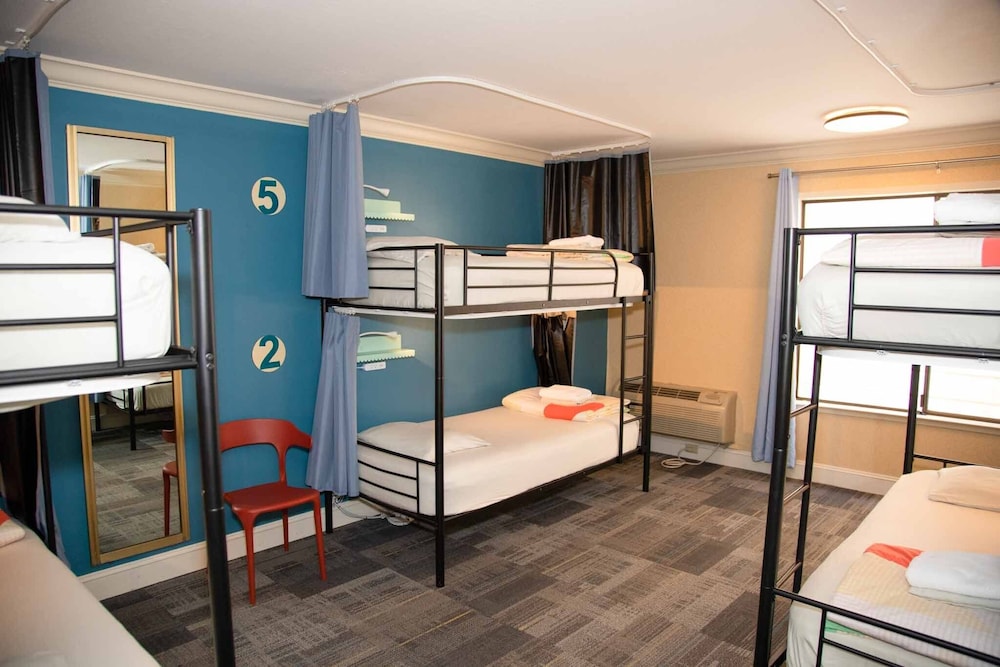 PRIVATE, MIXED DORM, 6 BEDS
