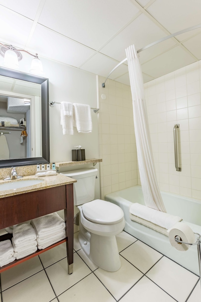 Country Inn and Suites by Radisson, Traverse City, MI 20/46