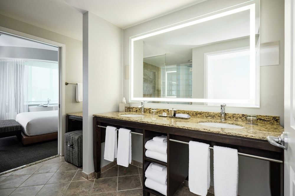 Grand, Suite, King Bed, Den, Accessible، Archer Hotel Falls Church 4/8
