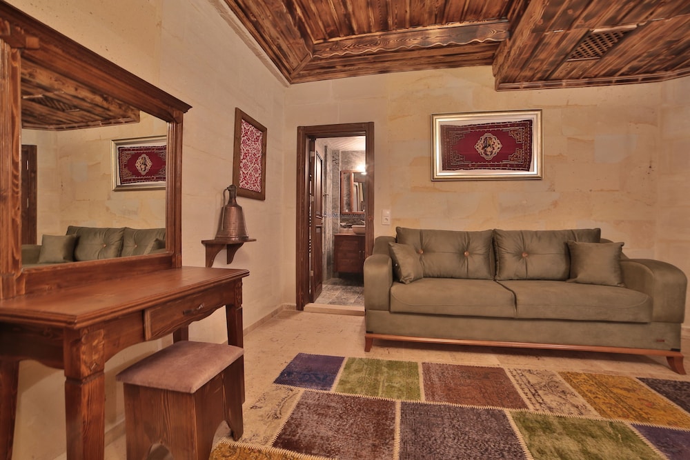 Caravanserai Inn Hotel 24/50