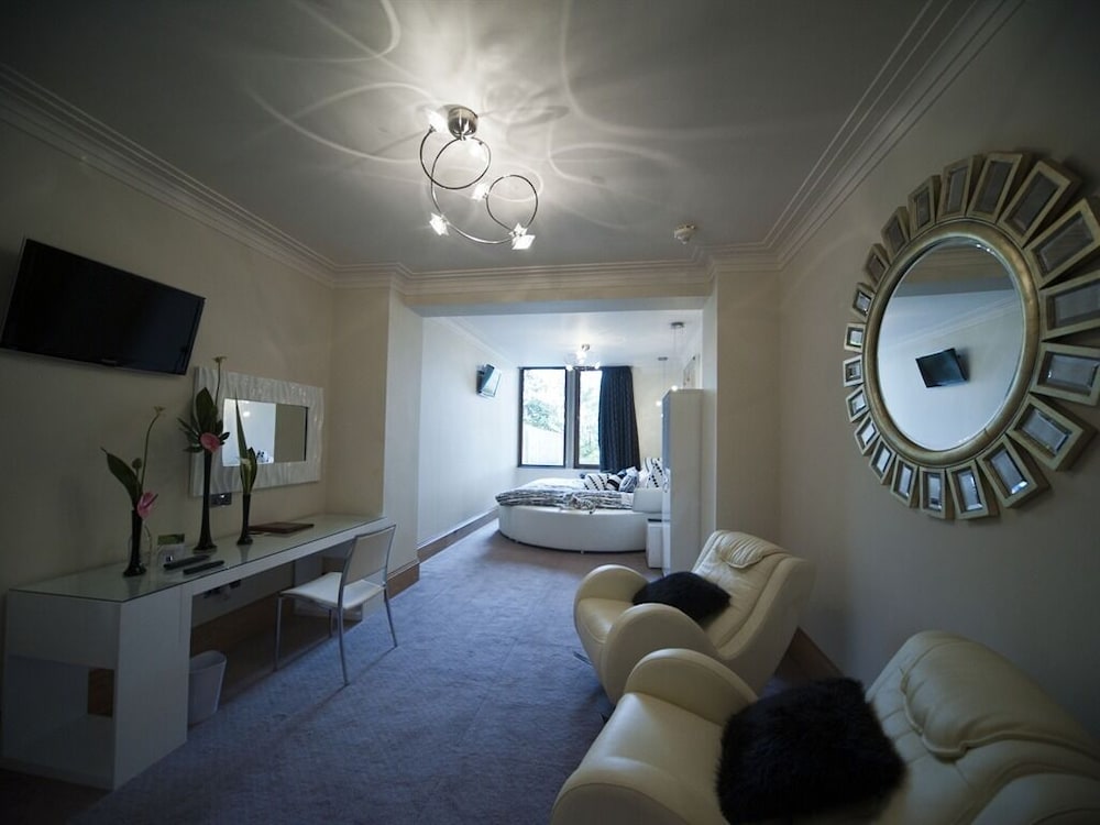 The Saddleworth Hotel 23/42