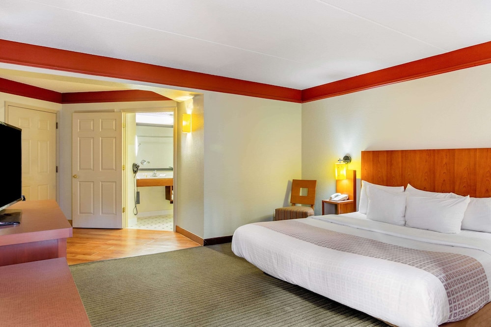La Quinta Inn Suites Raleigh Crabtree 27/49