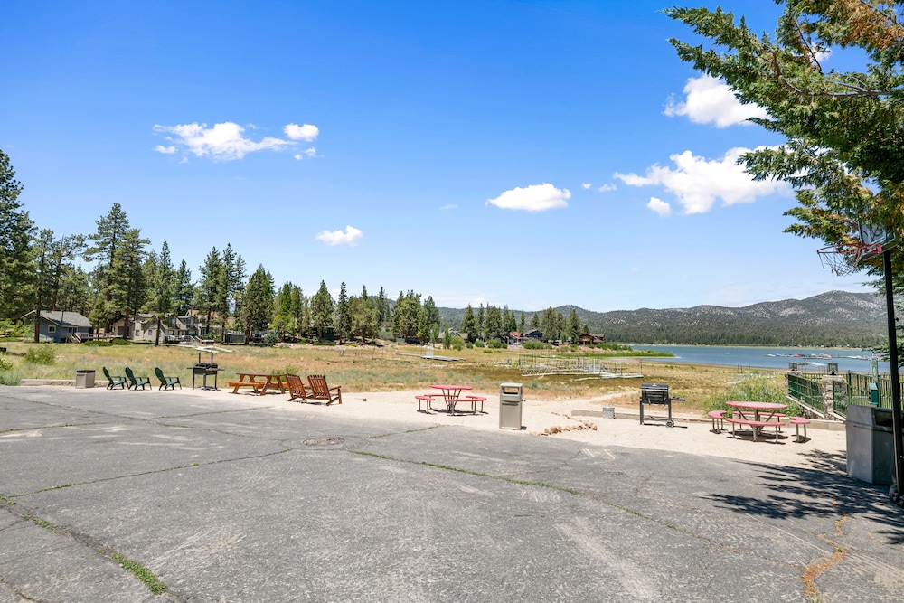 Big Bear Lakefront Lodge 44/50