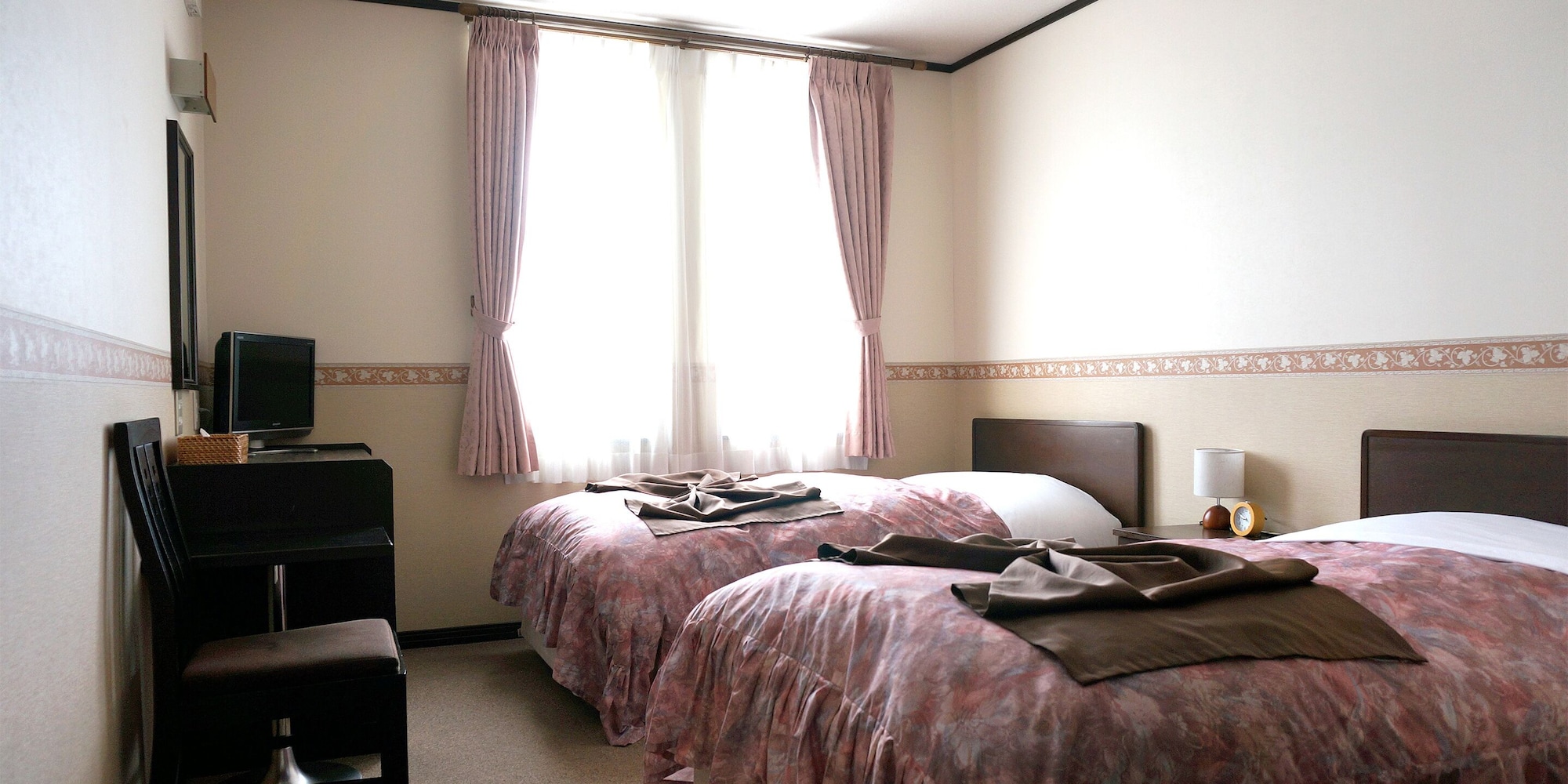 Run of House, 3 Futon Beds, Petit Hotel Blaneneige 2/4