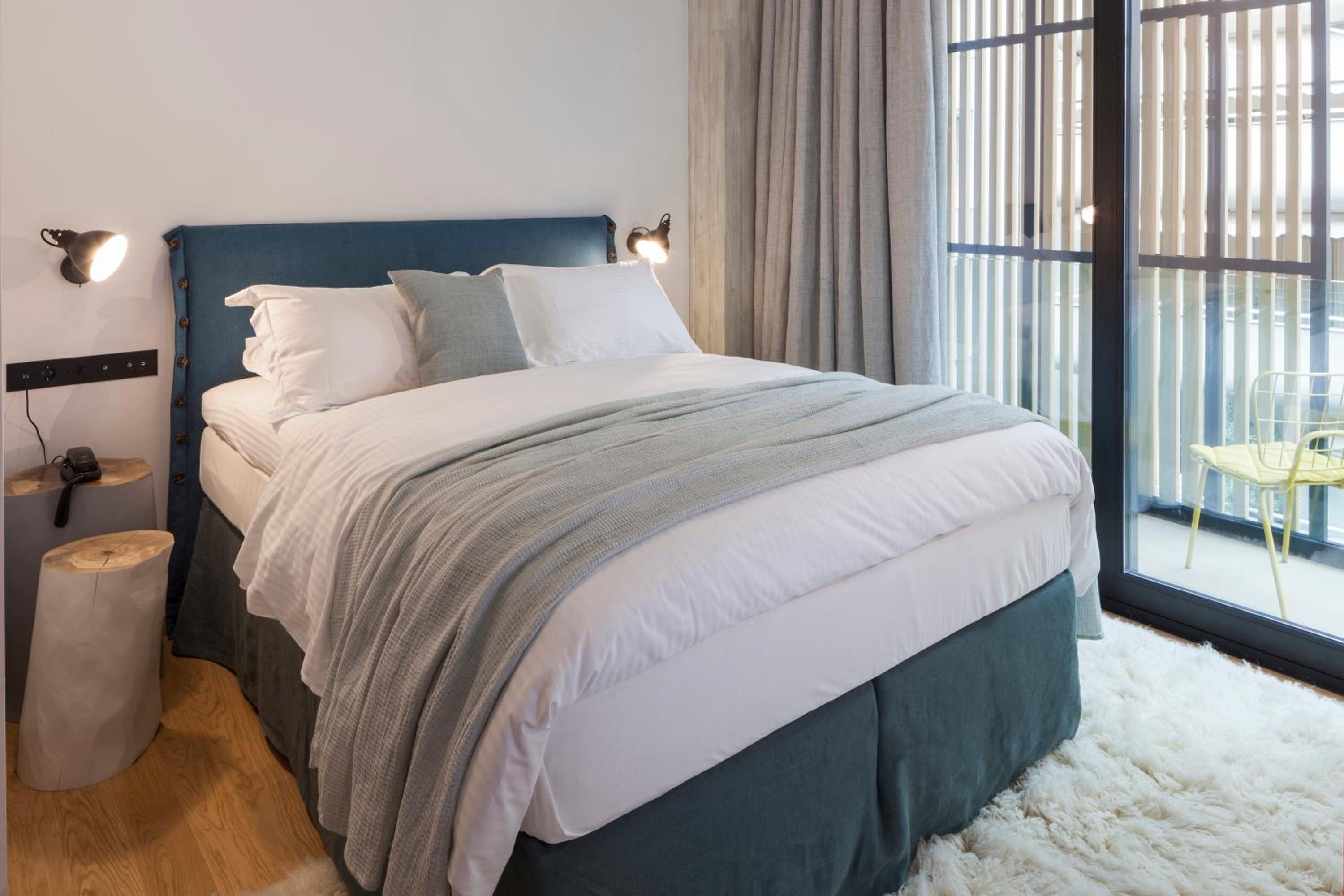 Boulevard, Double Bed, City View