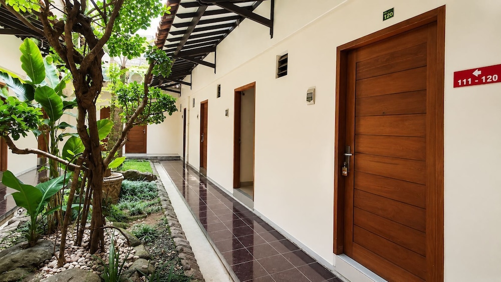 Satya Graha Hotel 8/79