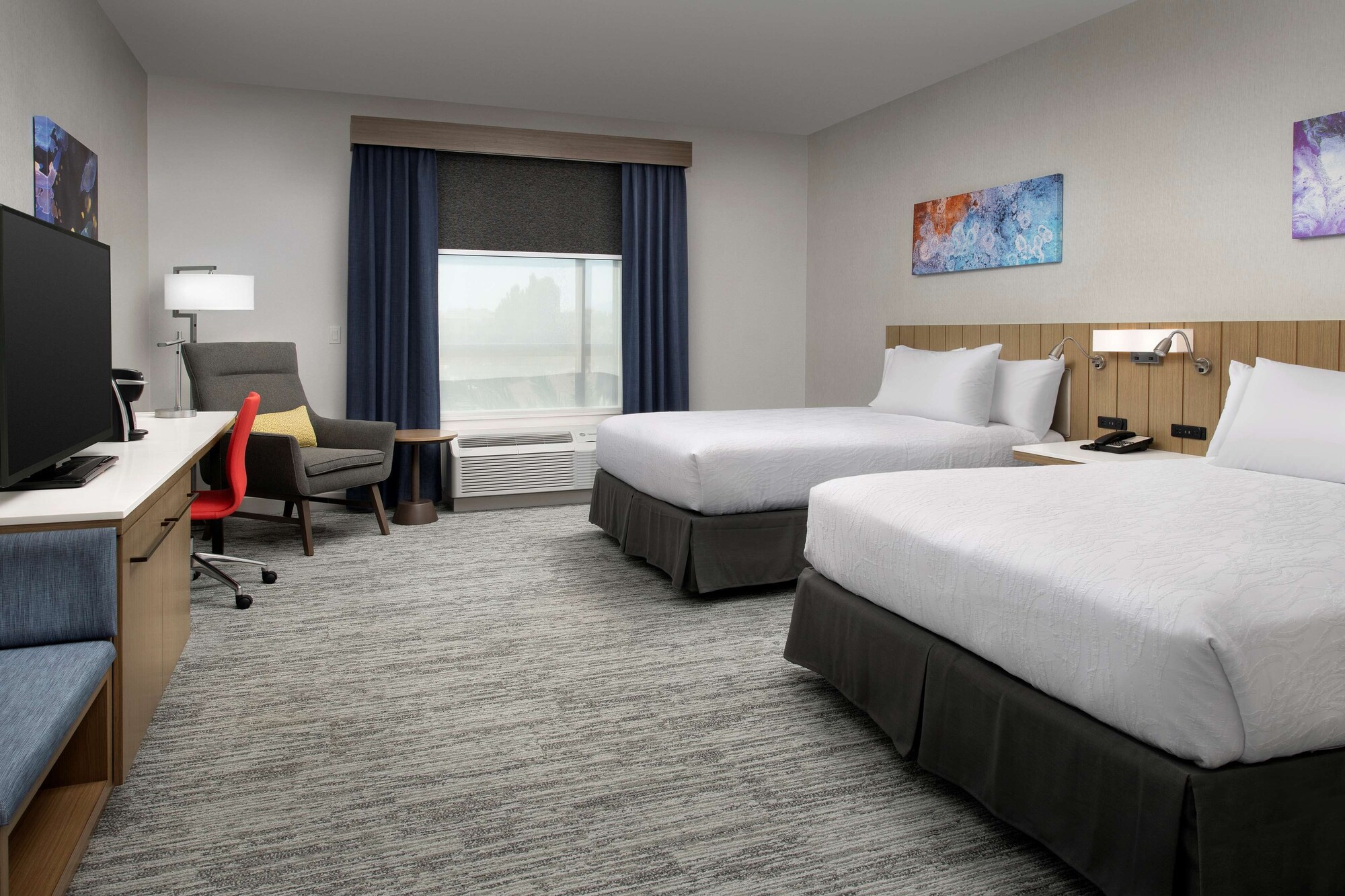 room, 2 queen beds, bathtub