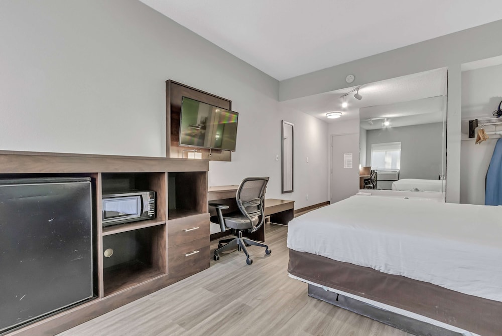 DELUXE, SUITE, KING BED, NO ELEVATOR, STAIR ACCESS ONLY
