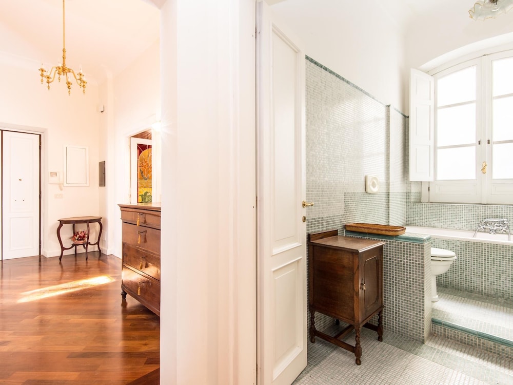 RSH Luxury Vatican Four Bedroom Apartment 6/36