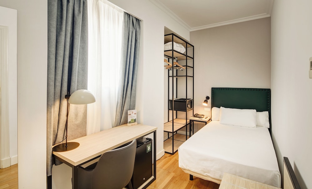 ROOM, SINGLE