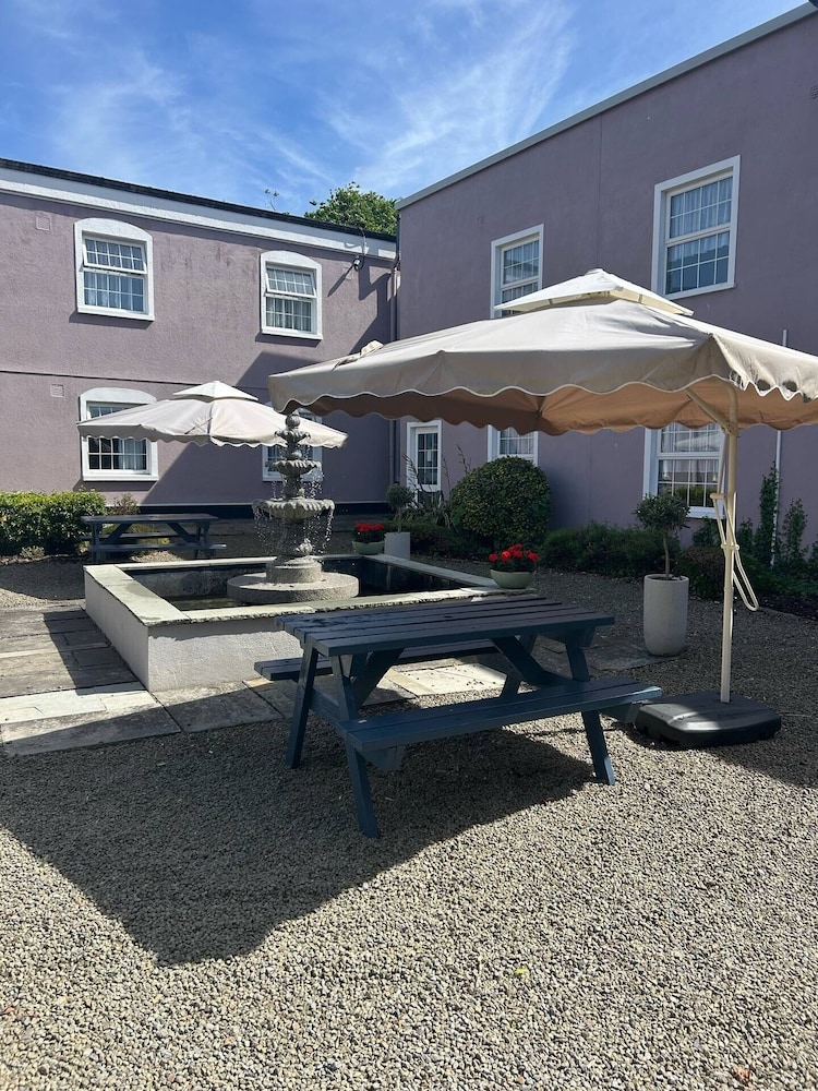Woodford Dolmen Hotel 68/71