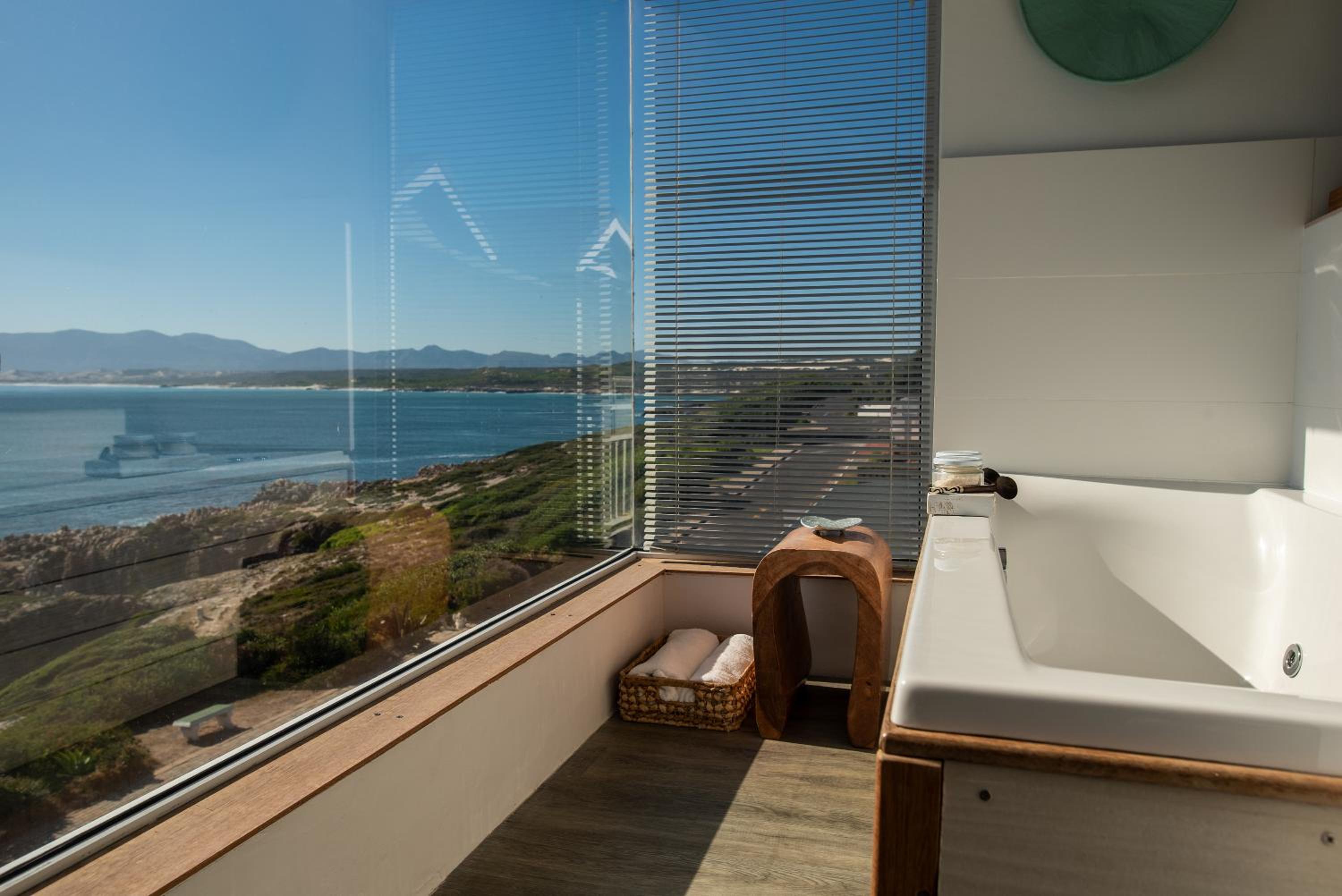 Whalesong Lodge 24/24