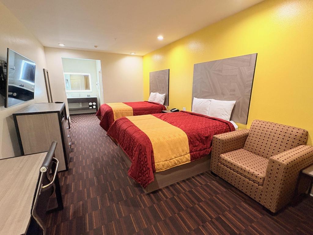 ROOM, 2 QUEEN BEDS, SMOKING