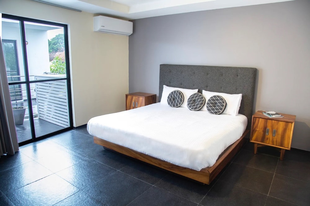 1 BEDROOM, SUITE