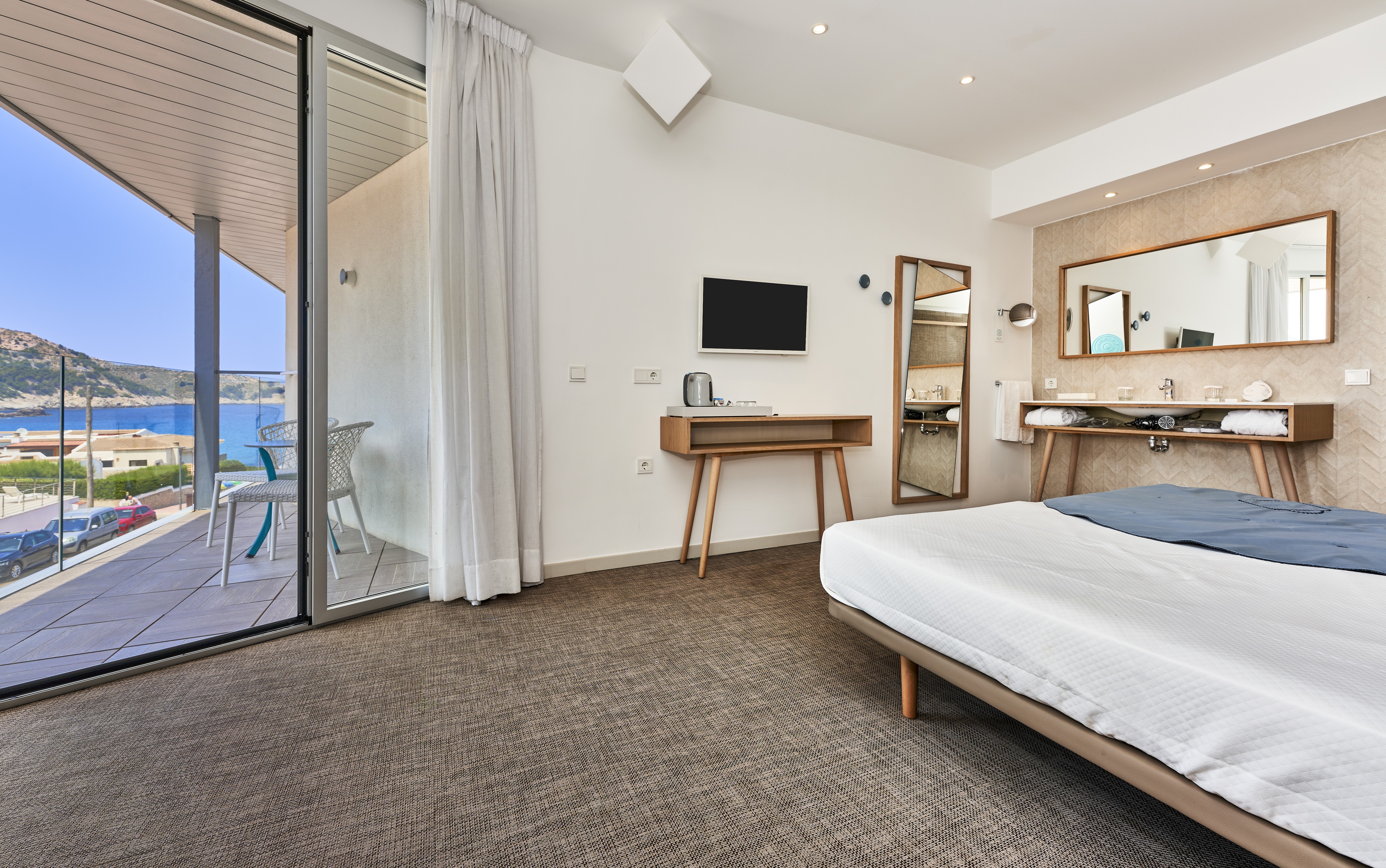 Room, Double Bed, Lateral Side Sea View, Balcony