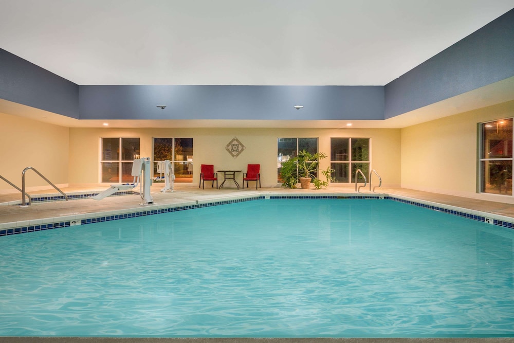 Super 8 By Wyndham Menomonie Wi 5/25