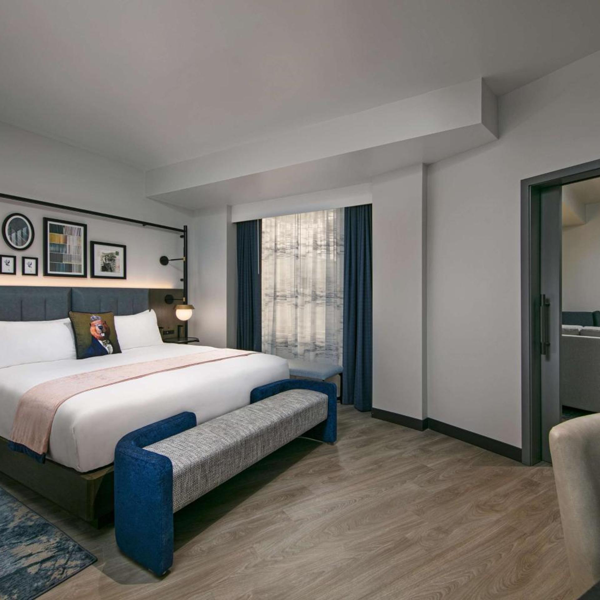 1 Bedroom, Gallery, Suite, King Bed, Atrium View, Sofa, Accessible