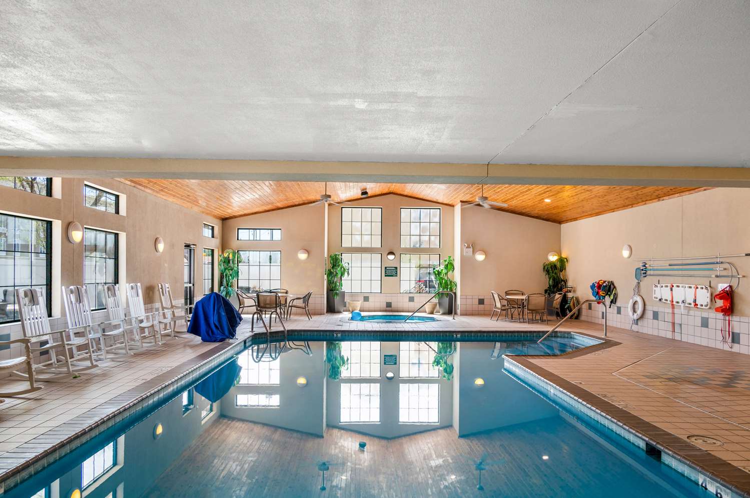 White Pines Inn & Suites of Holland 26/48