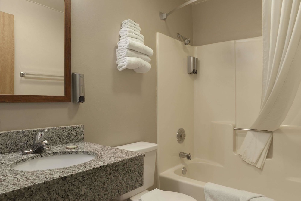 Super 8 by Wyndham Bridgeview/Chicago Area 6/14