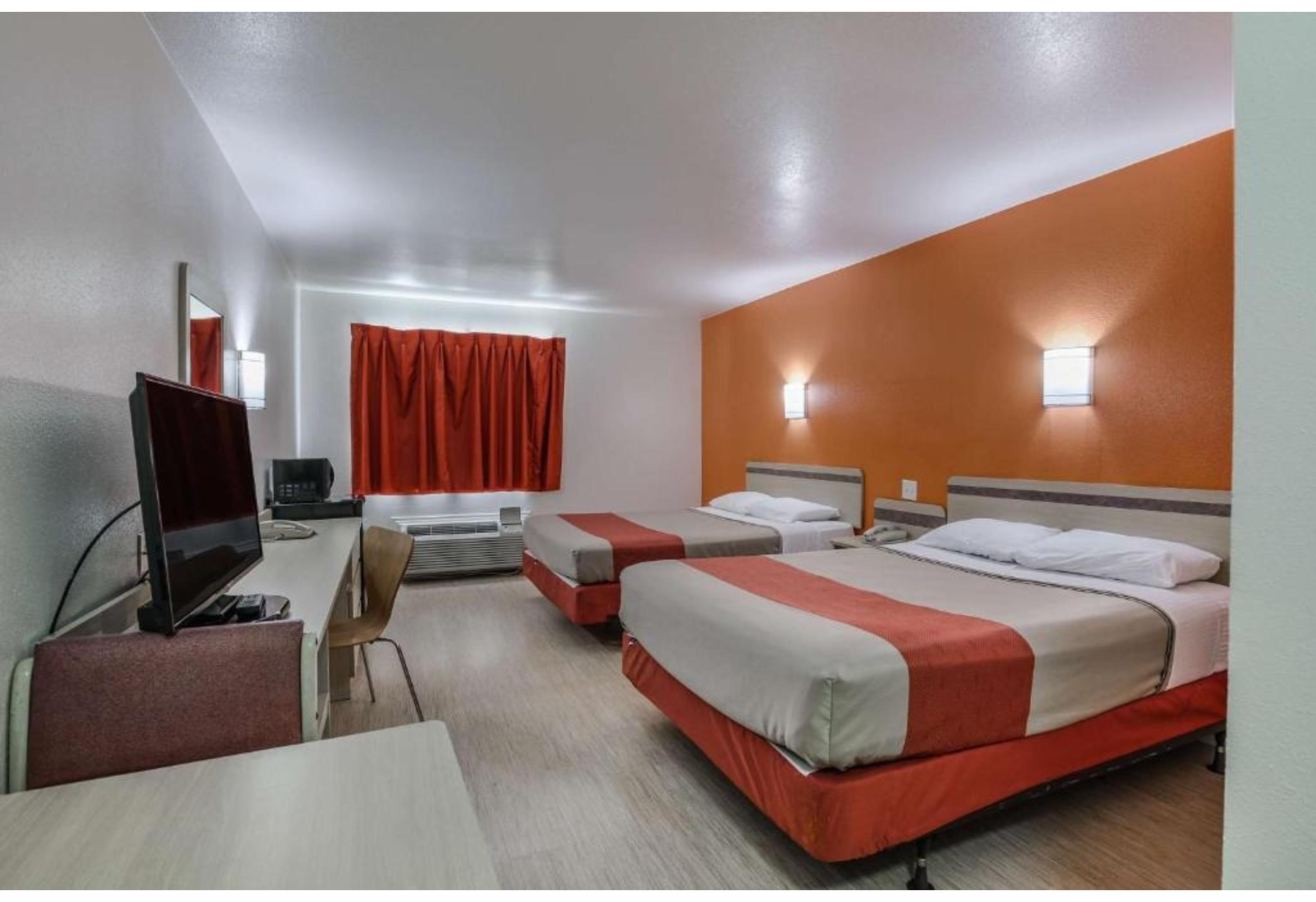 2 Queen Beds - Mobility Access Ri Shwr Nsmk، Motel6 Pasadena, TX 3/7