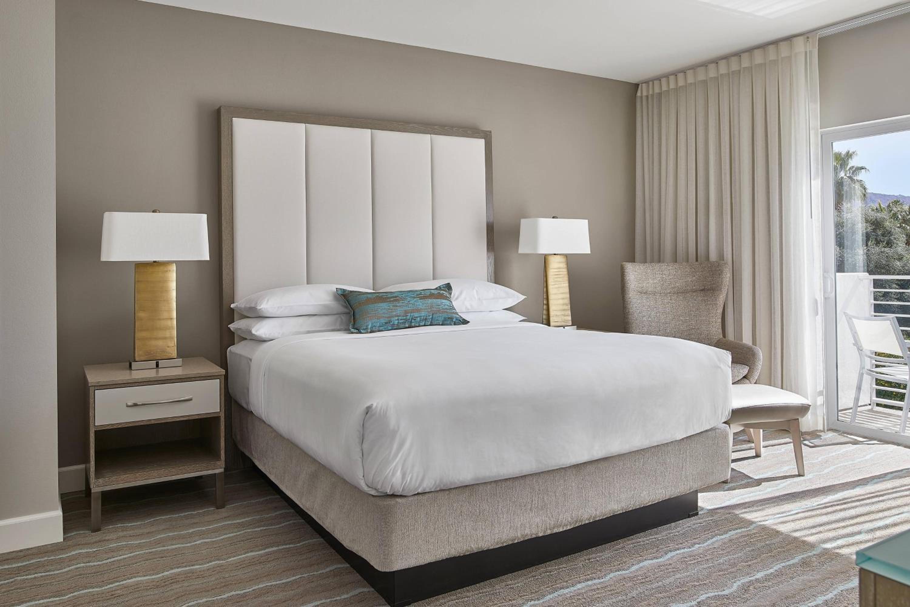 1 Bedroom, Executive, Suite, King Bed, Mountain View, Sofa, Balcony
