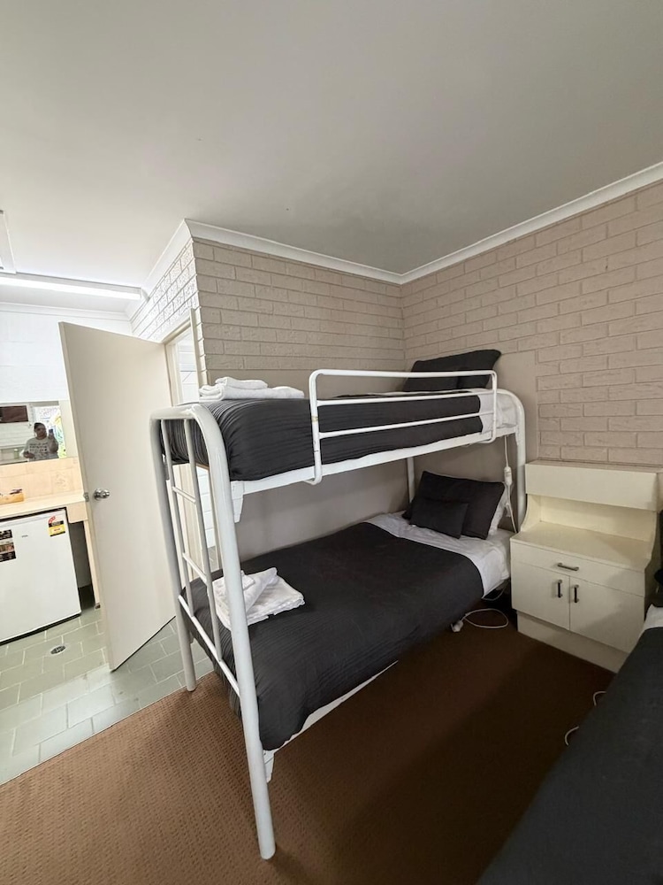 Capricorn Motor Inn 25/55