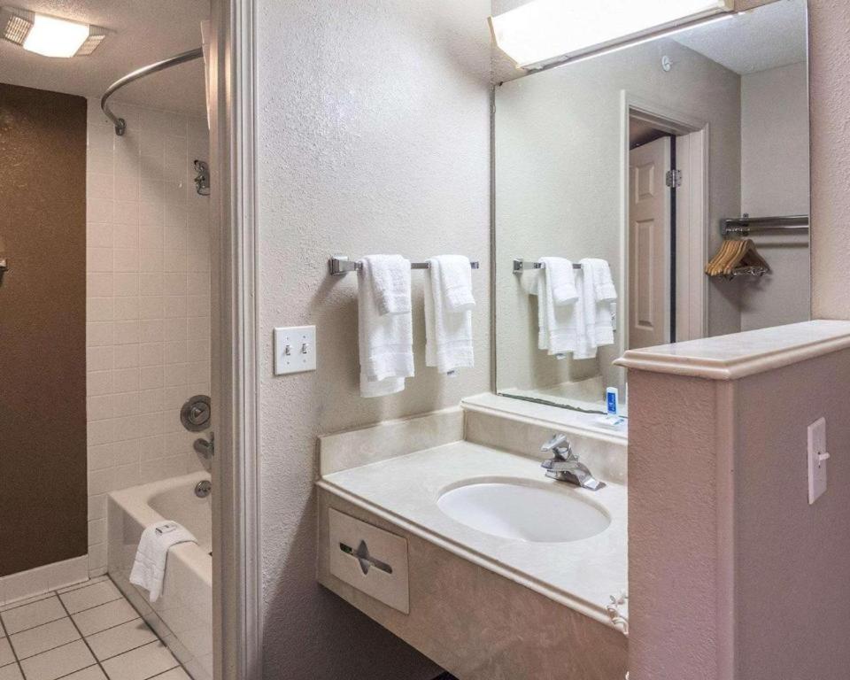 غرفة بسرير كينج، Economy Inn & Suites Shreveport 4/6