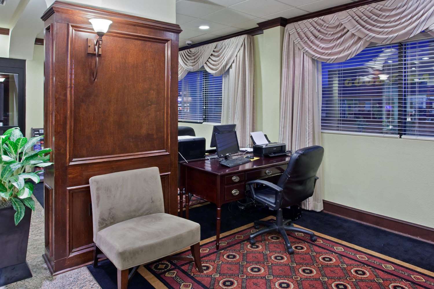 La Quinta Inn & Suites by Wyndham Downtown Conference Center 31/33