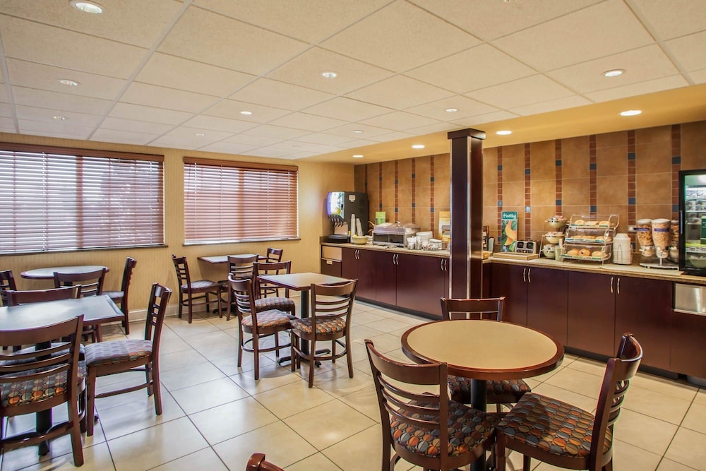Quality Inn & Suites St Charles -West Chicago 25/40