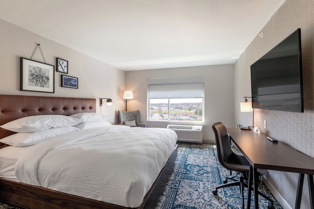 غرفة تقليدية بسرير كينج لذوي الإعاقة، Four Points By Sheraton Elkhart 2/5