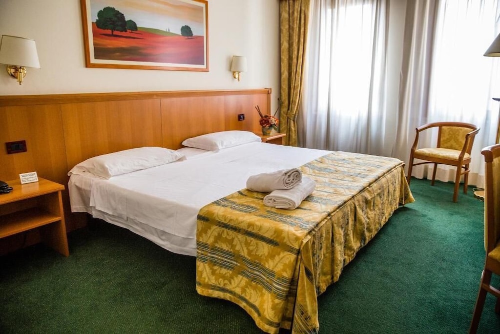 HOTEL GALANT 8/40