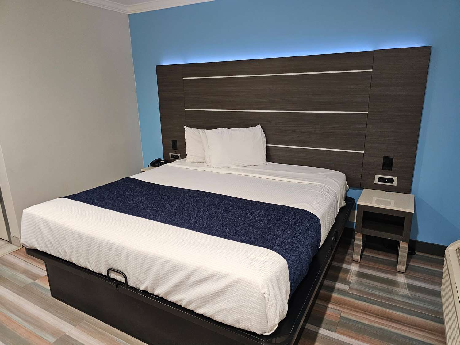 Travelodge by Wyndham Fullerton Near Anaheim 12/38