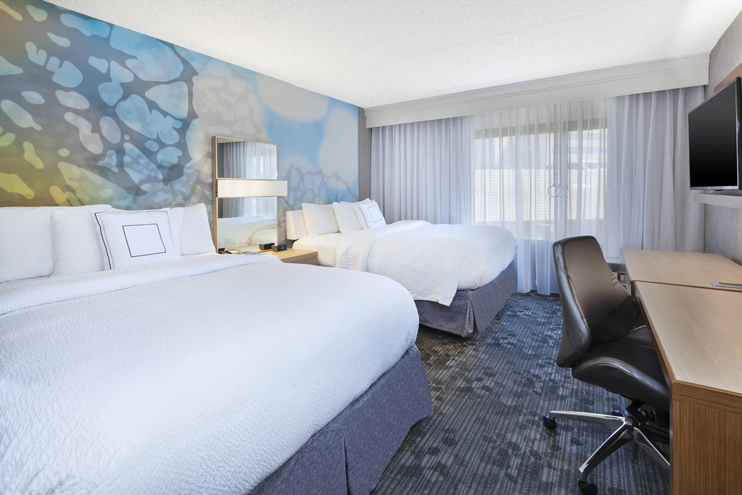 Room, 2 Queen Beds, Bathtub, Accessible