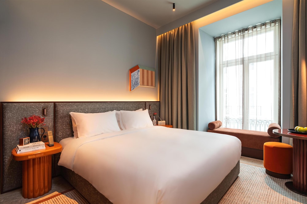 Run of House, King Bed, Augustus View