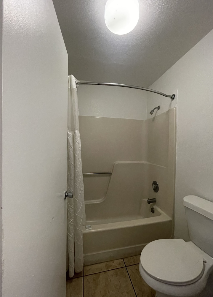 Ambassador Inn 31/32