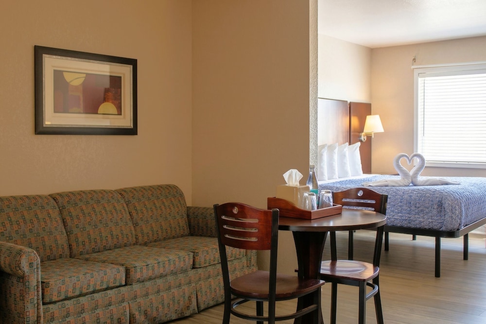 Rodeway Inn And Suites 46/71
