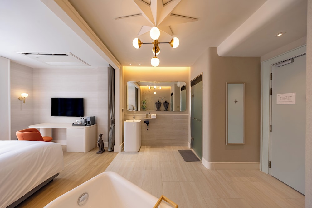 Urban, Double Bed, Bathtub