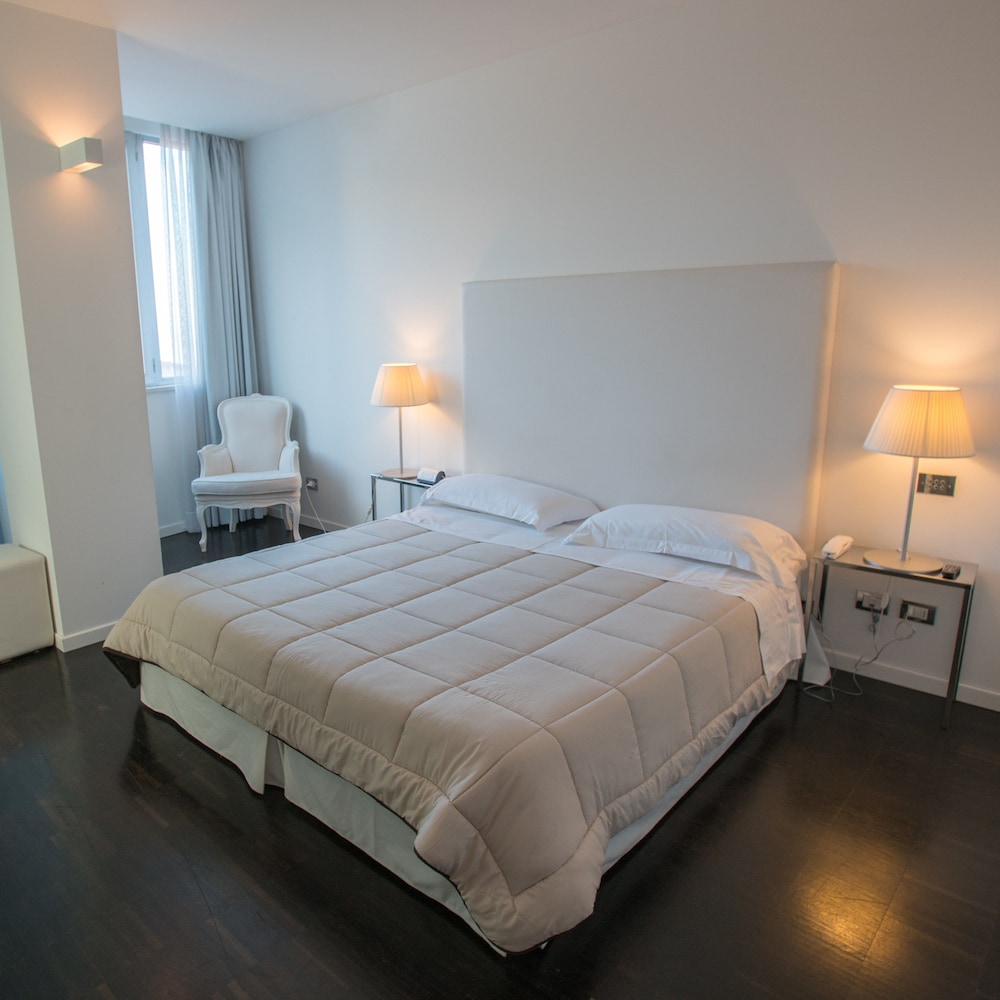 ROOM, DOUBLE BED