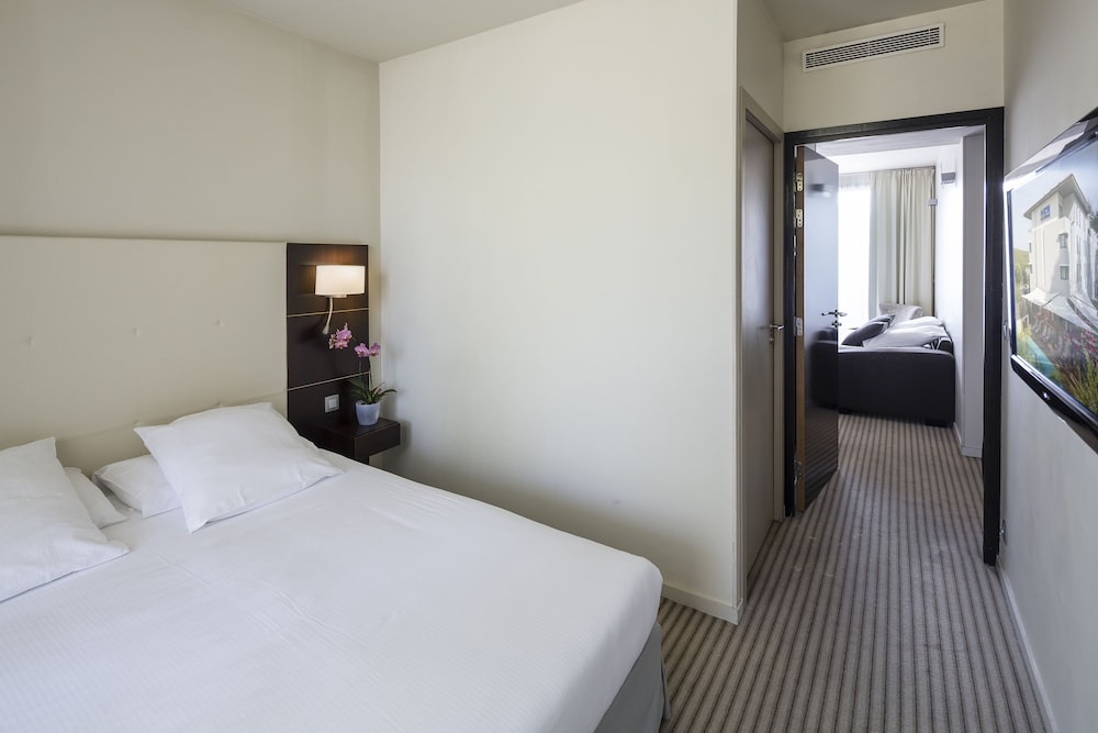 Mercure Aix-en-Provence La Duranne Gare TGV 11/50