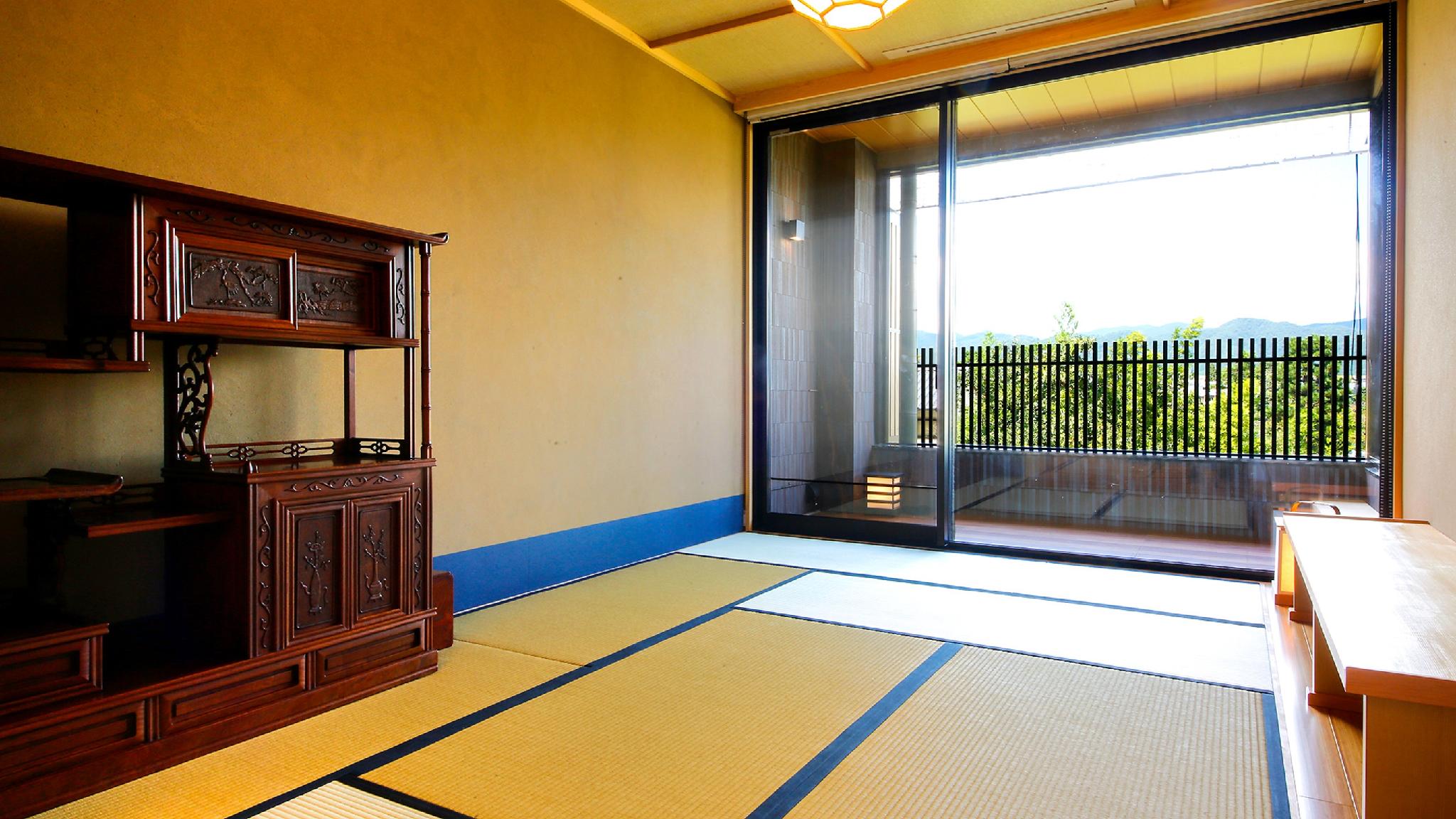 Japanese, 5 Futon Beds, Outdoor Bath