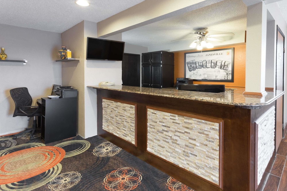 Super 8 by Wyndham Janesville WI 4/19