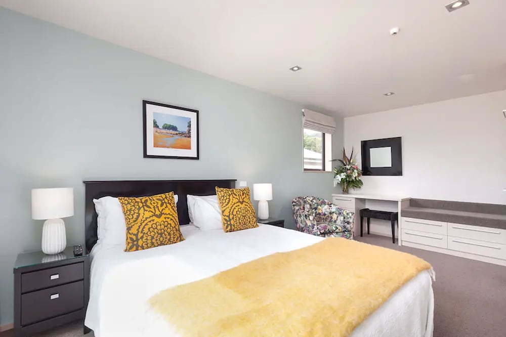 2 BEDROOMS