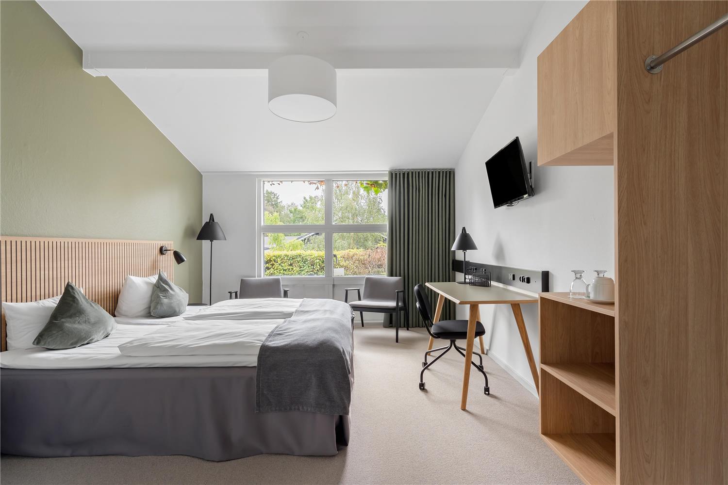 Standard, Queen Bed