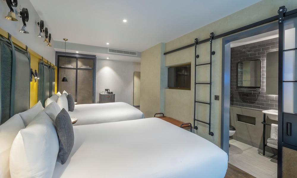 DELUXE, 2 DOUBLE BEDS