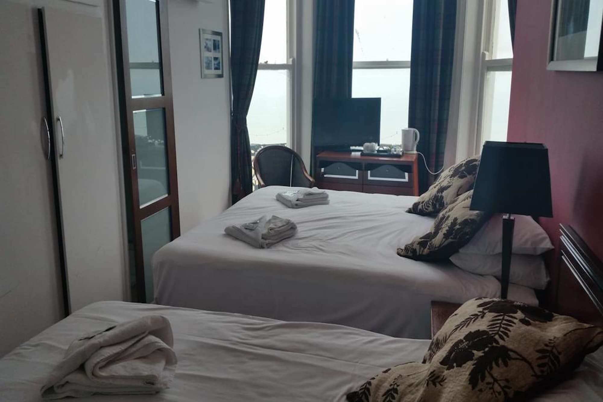 غرفة عائلية بسرير مزدوج وسرير فردي، OYO The Strand Hotel 2/6