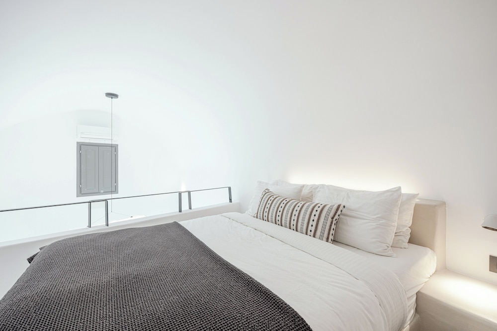 Maisonette, Queen Bed, Caldera View, Sofa