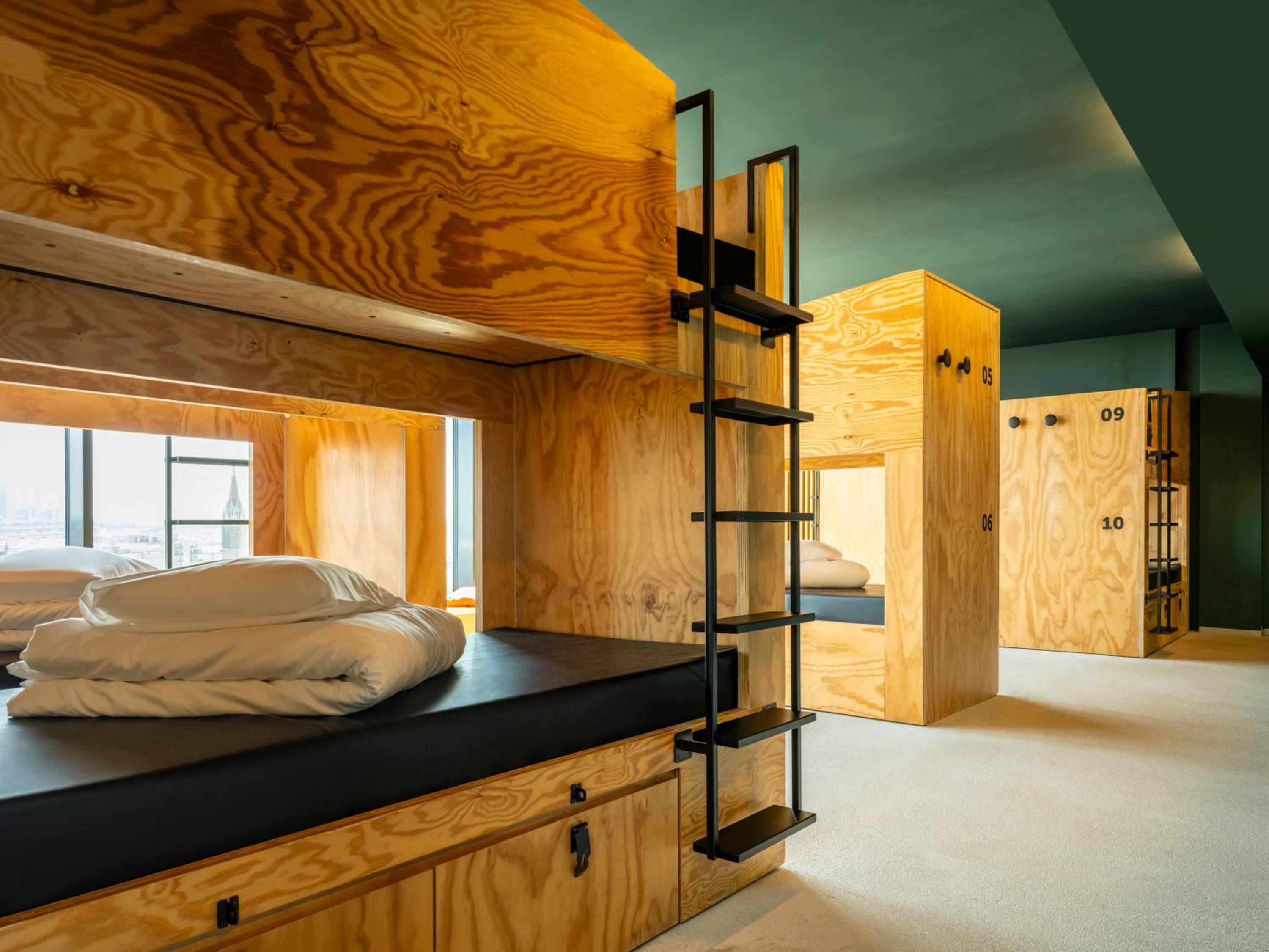 Mixed Dorm, 10 People