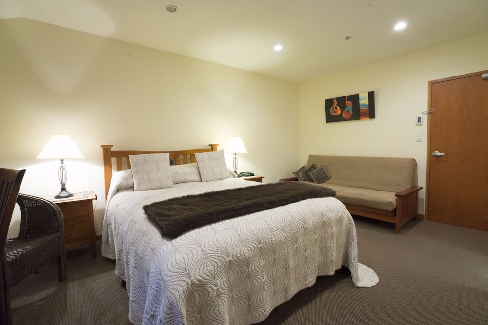SUPER, DELUXE, QUEEN BED