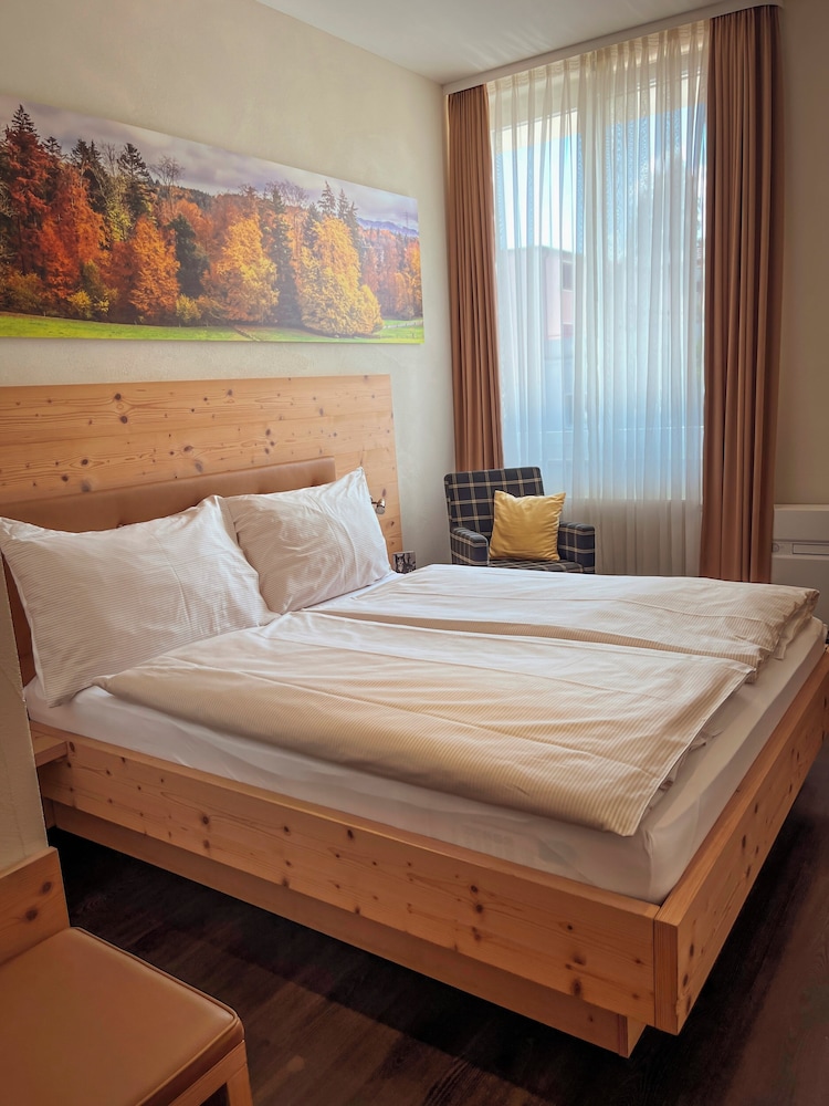 Standard, Queen Bed